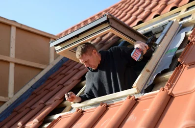 Pose de fenêtres de toit Velux à Vic-le-Fesq
